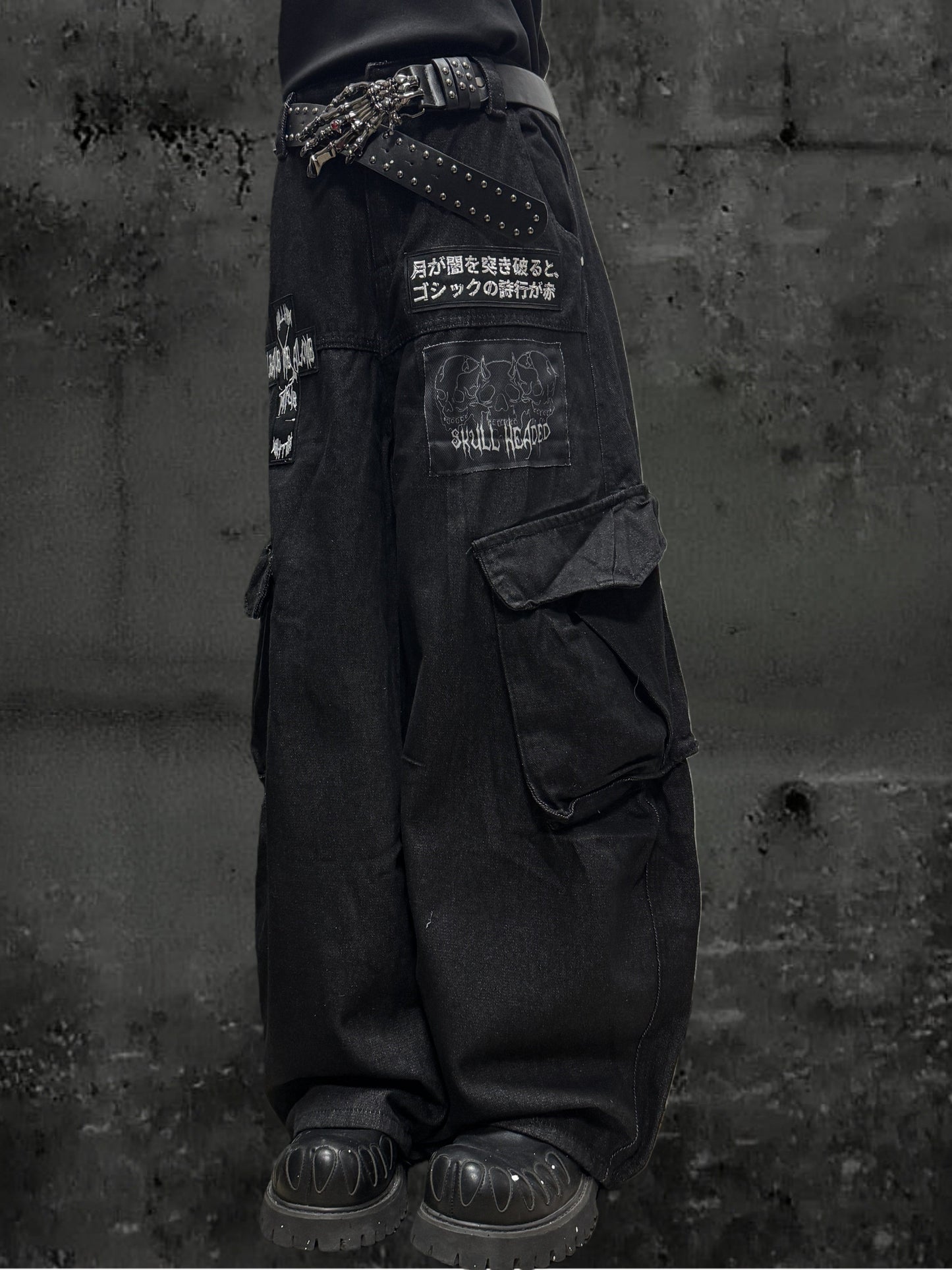 Patch Logo Cargo Wide Leg Denim Jeans & Skull Belt & Belt Chain WN23800
