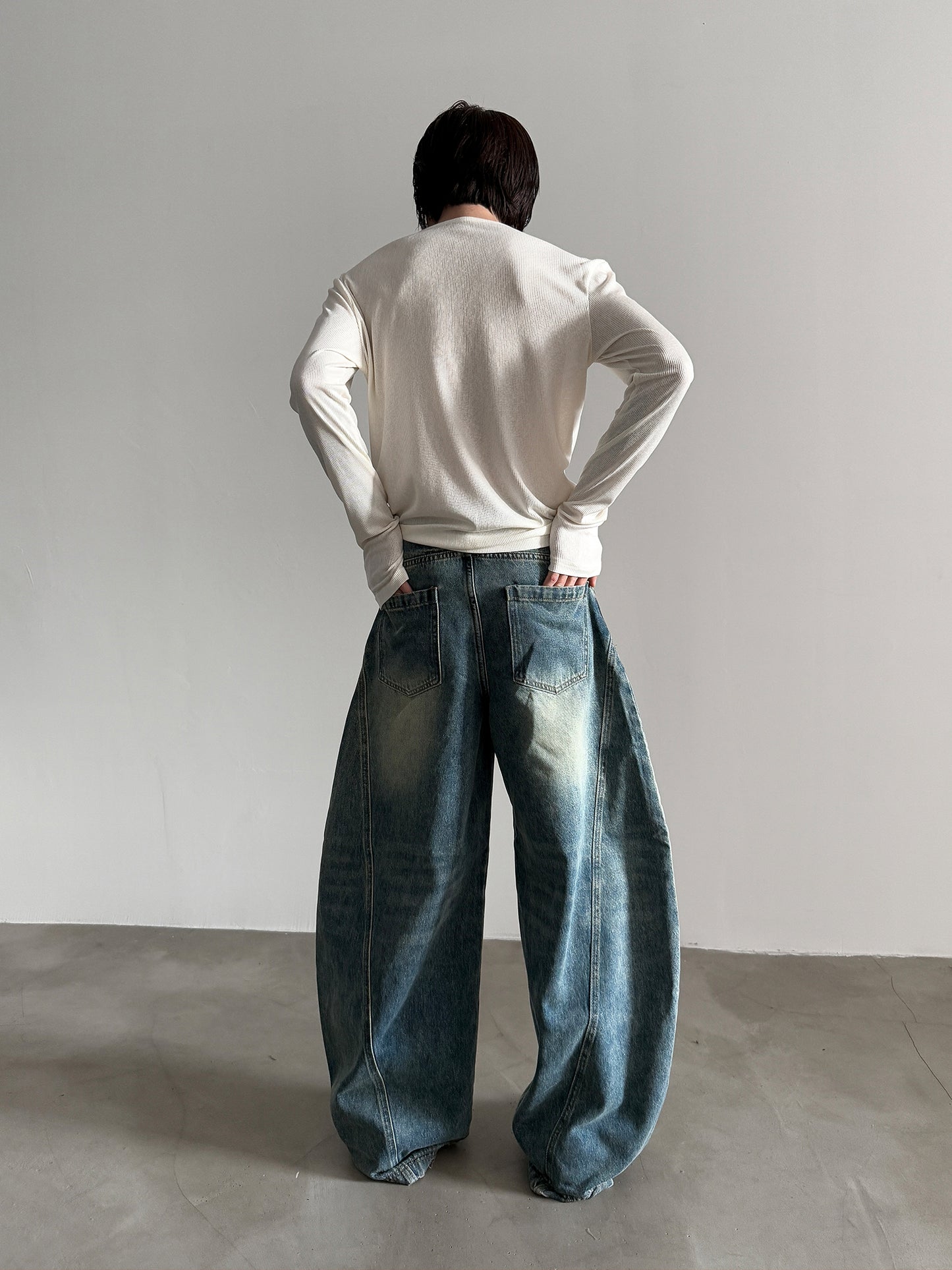 Washed Curved-Cut Wide-Leg Denim Jeans WN15280