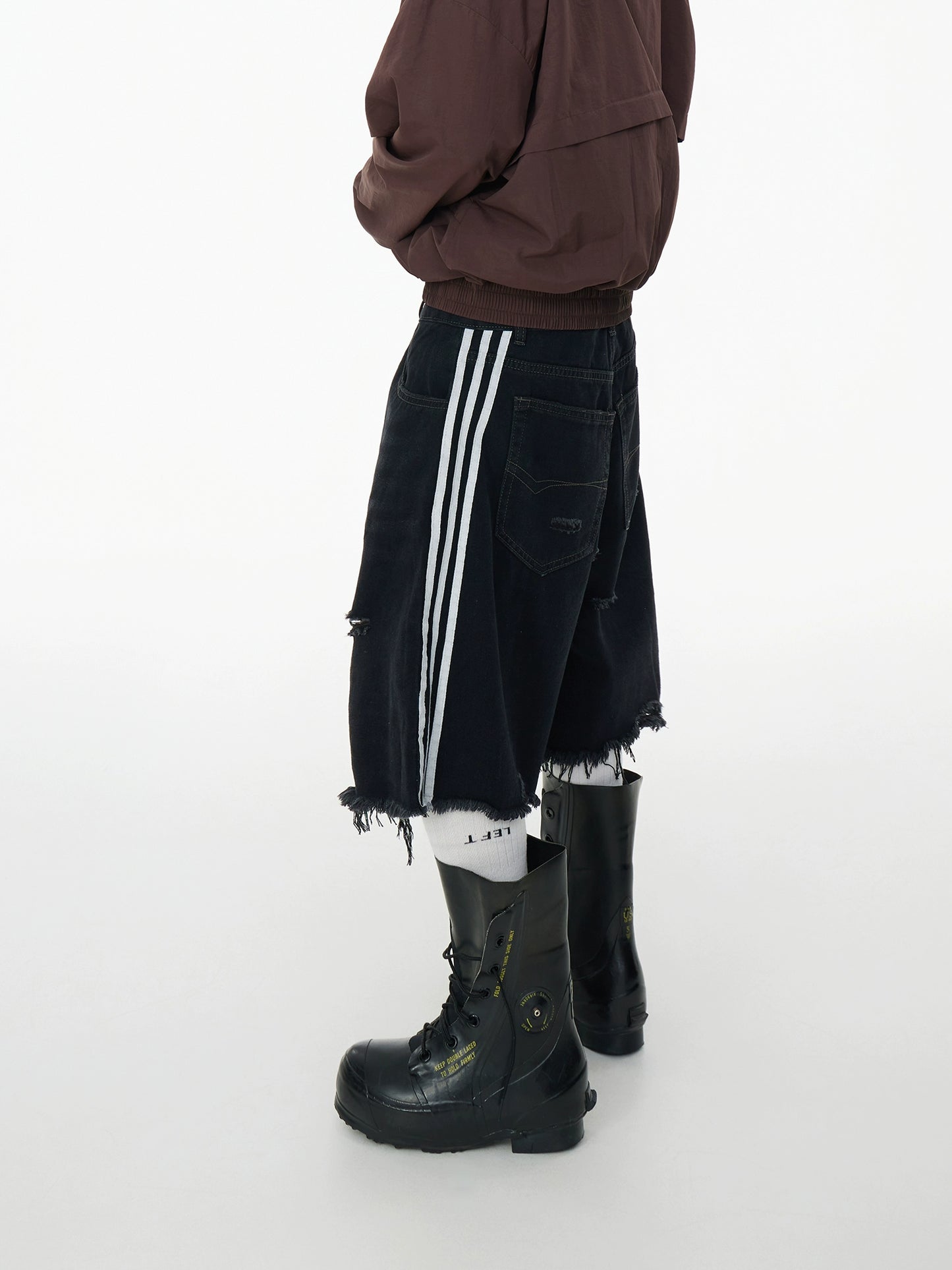 Washed Damage Fringe Wide Leg Three-Stripe Half Denim Jeans WN16960