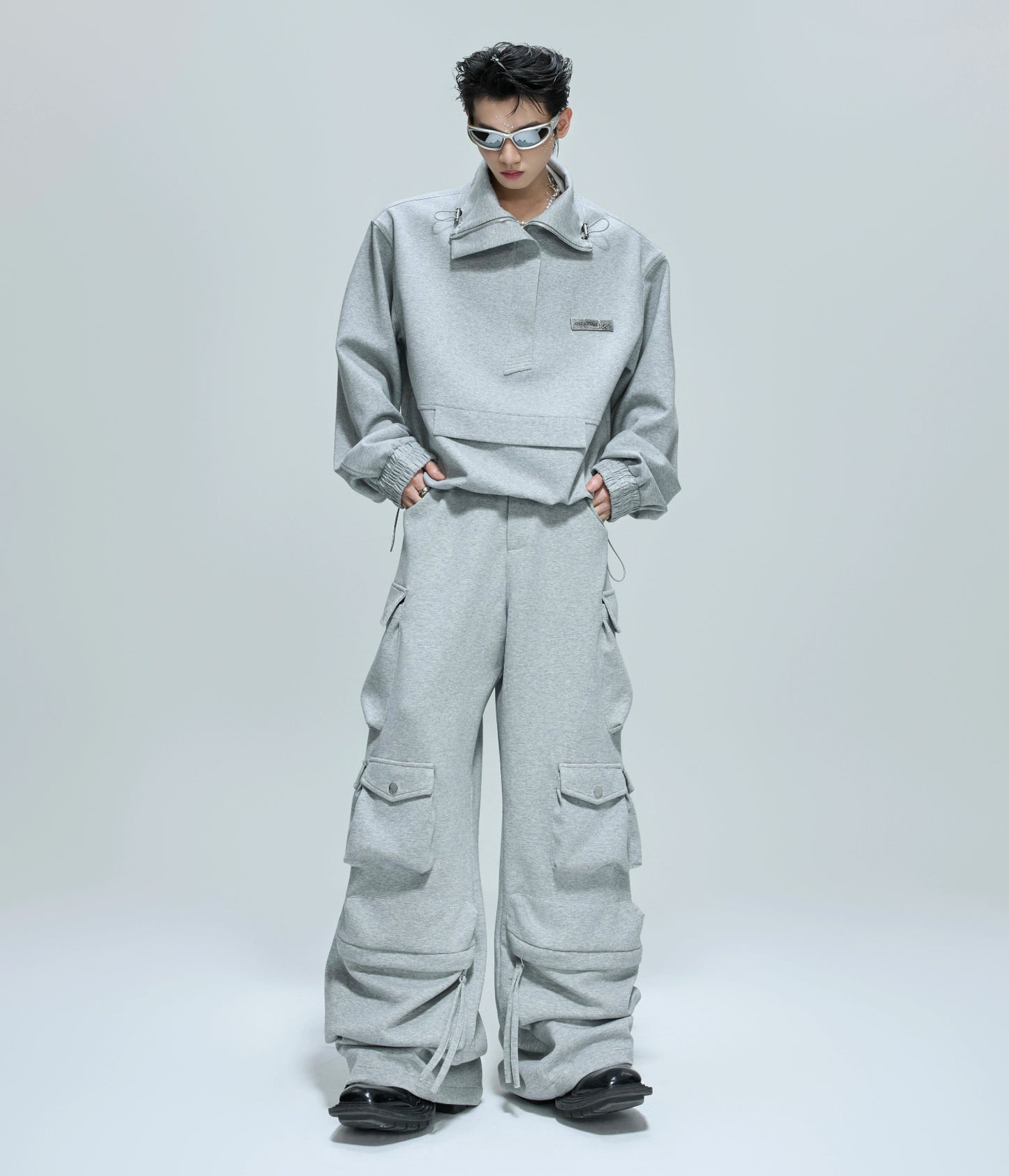 Standing-Collar Short Sweatshirt & Cargo Sweatpants Setup WN21754