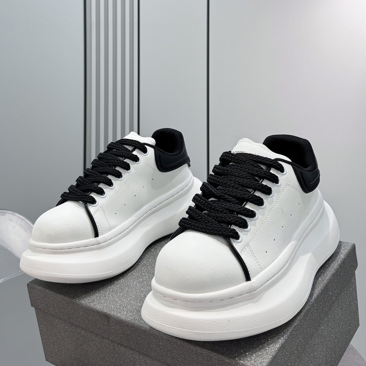 Round-Toe Platform Lace-Up Sneakers WN24805