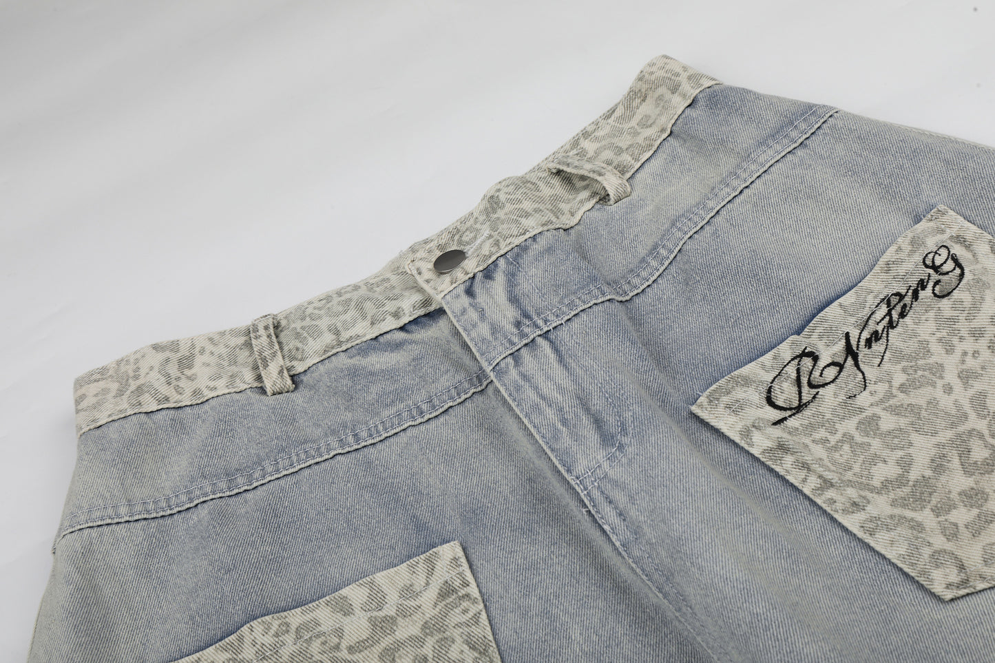 Leopard Print Curved Wide Leg Denim Jeans WN25702