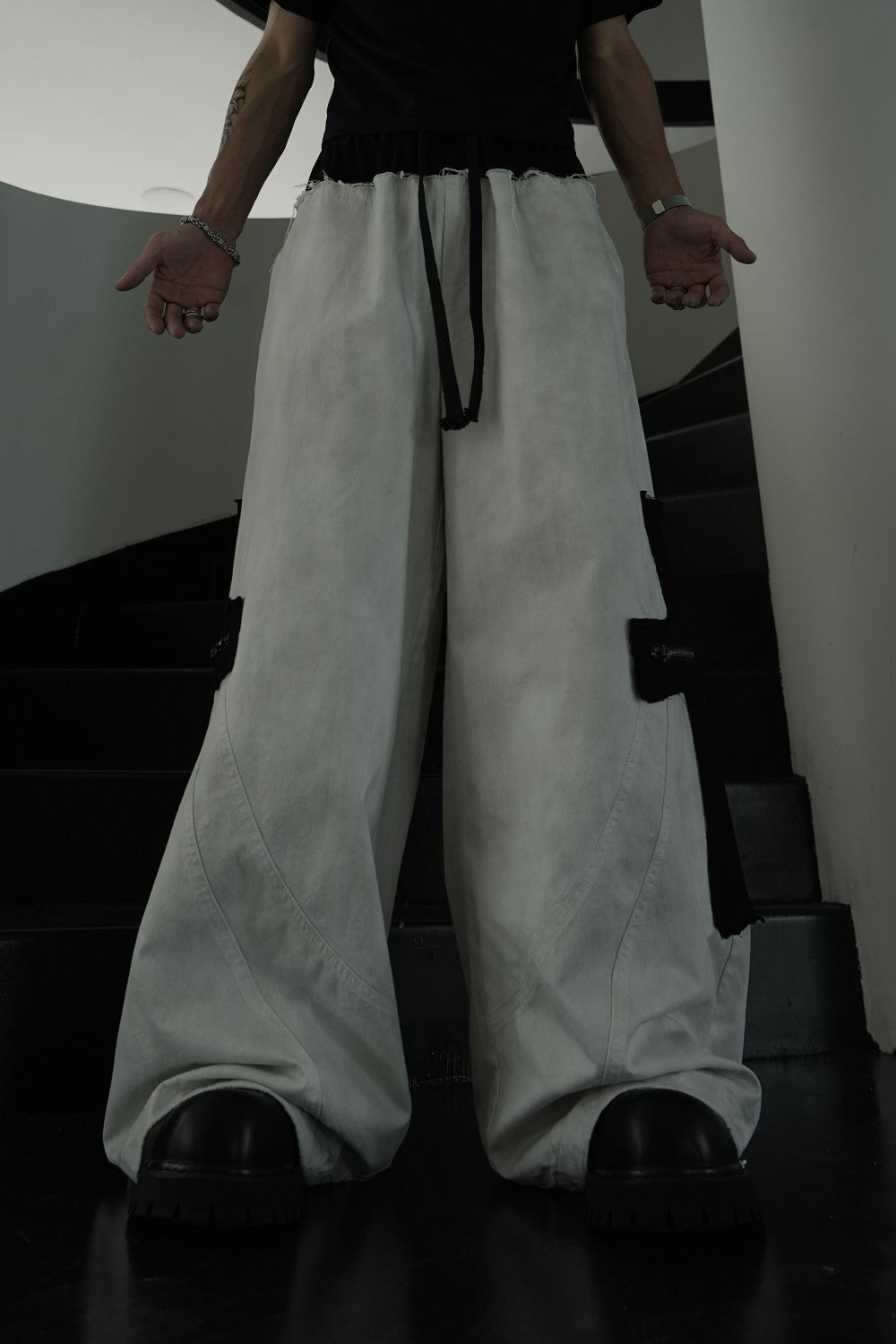 Deconstructed Curved Frayed Drawstring Wide Leg Cargo Pants WN27850