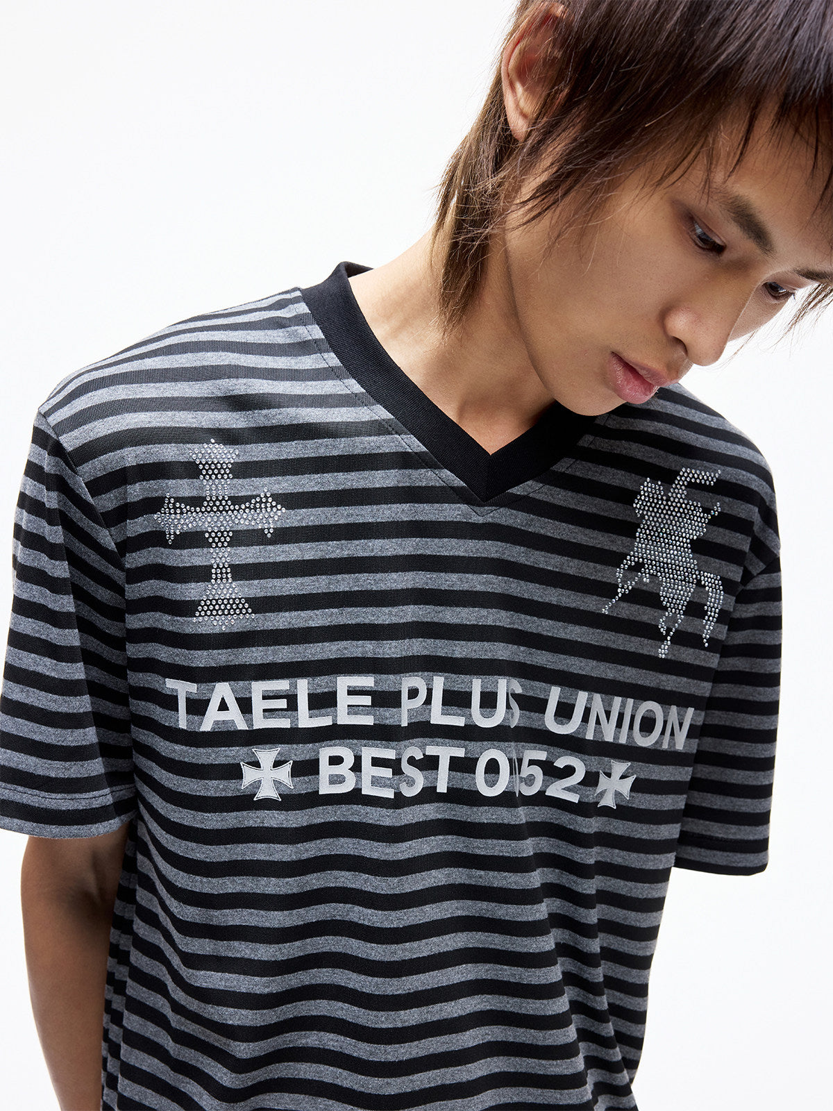 V-Neck Stripe Rhinestone Reflective Print Short Sleeve T-Shirt WN27301