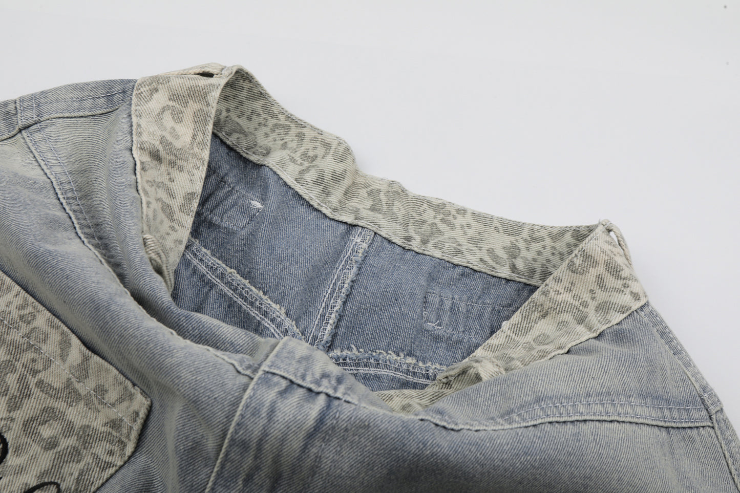 Leopard Print Curved Wide Leg Denim Jeans WN25702