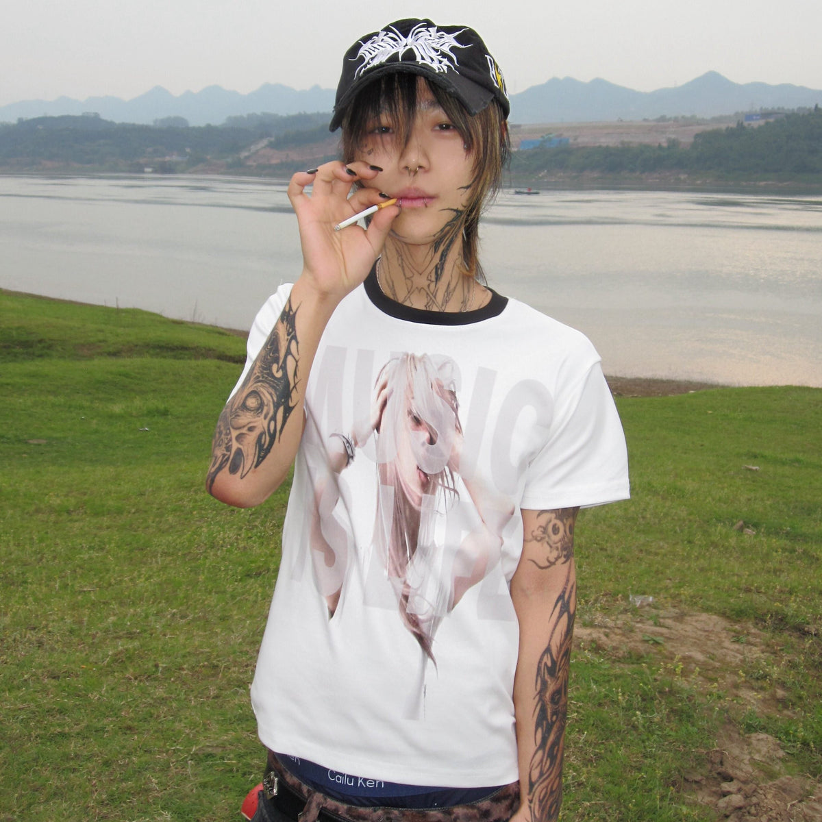 Contrast Trim Portrait Graphic Print Short Sleeve T-Shirt WN27179