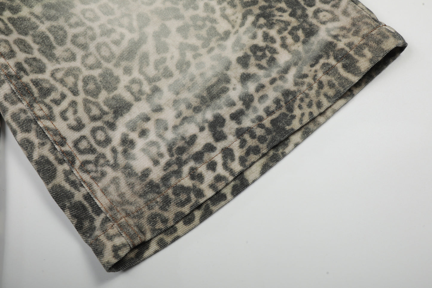 Allover Leopard Print Wide Leg Short Denim Jeans WN25650