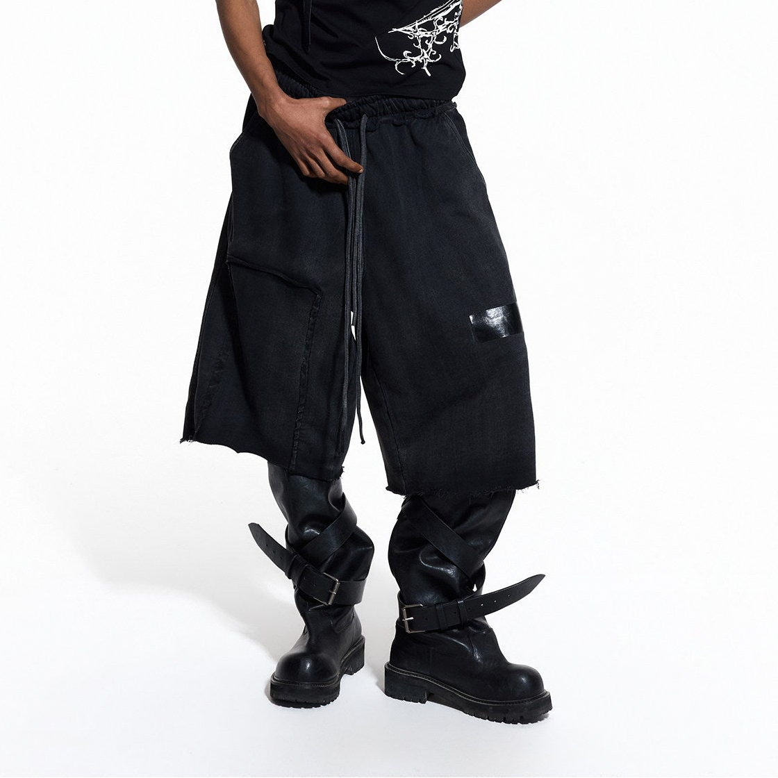 Cross Print Washed Raw-Edge Half Pants WN27433