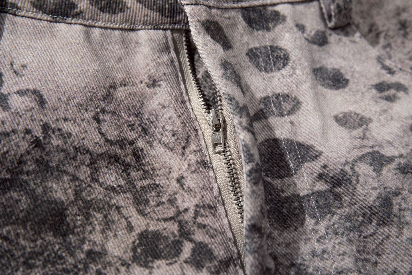 Camo Cross Graphic Denim Shorts WN25614
