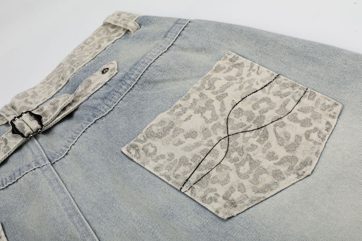 Leopard Print Curved Wide Leg Denim Jeans WN25702