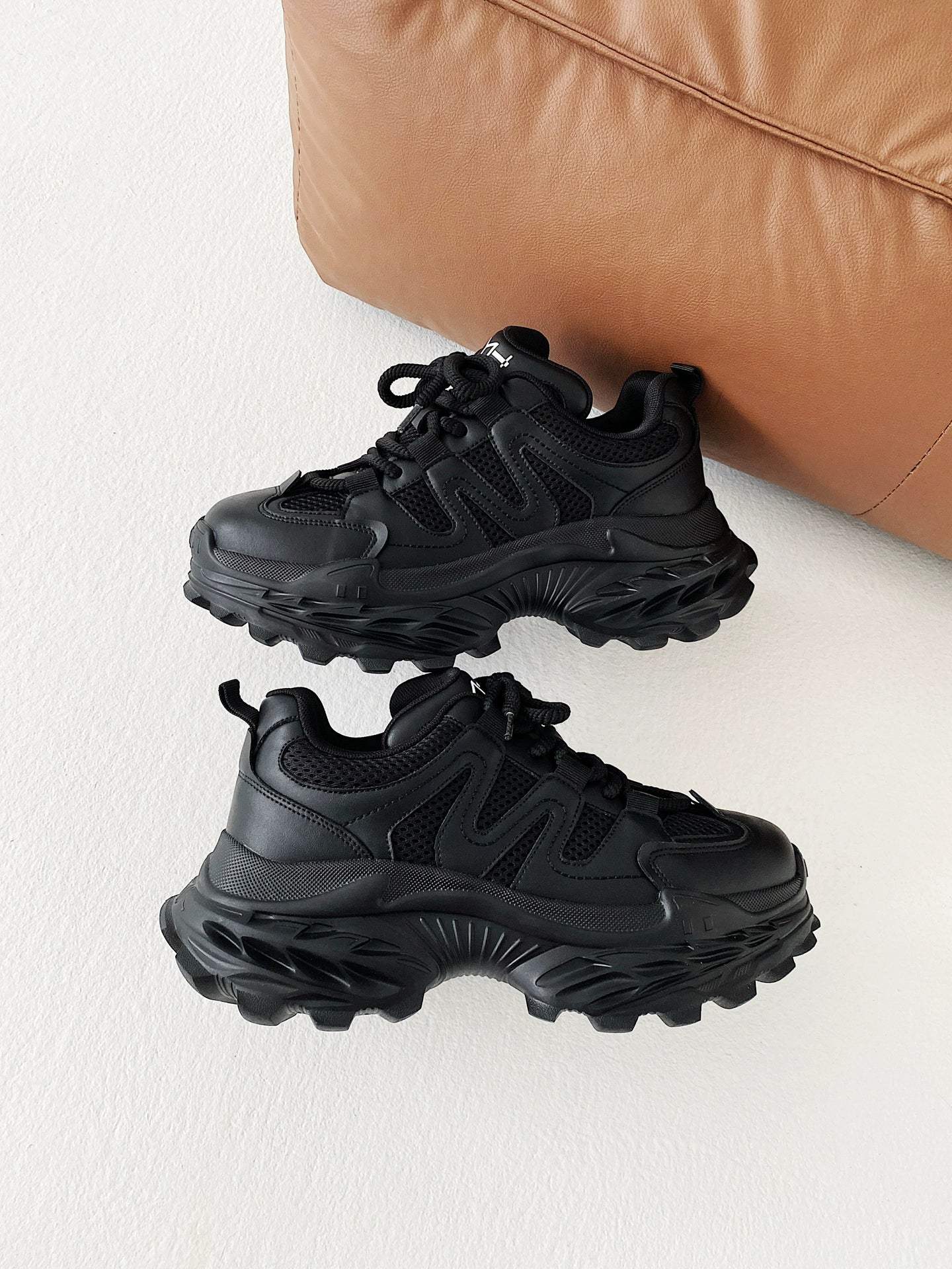 Thick Sole Mesh Sporty Sneakers WN21237