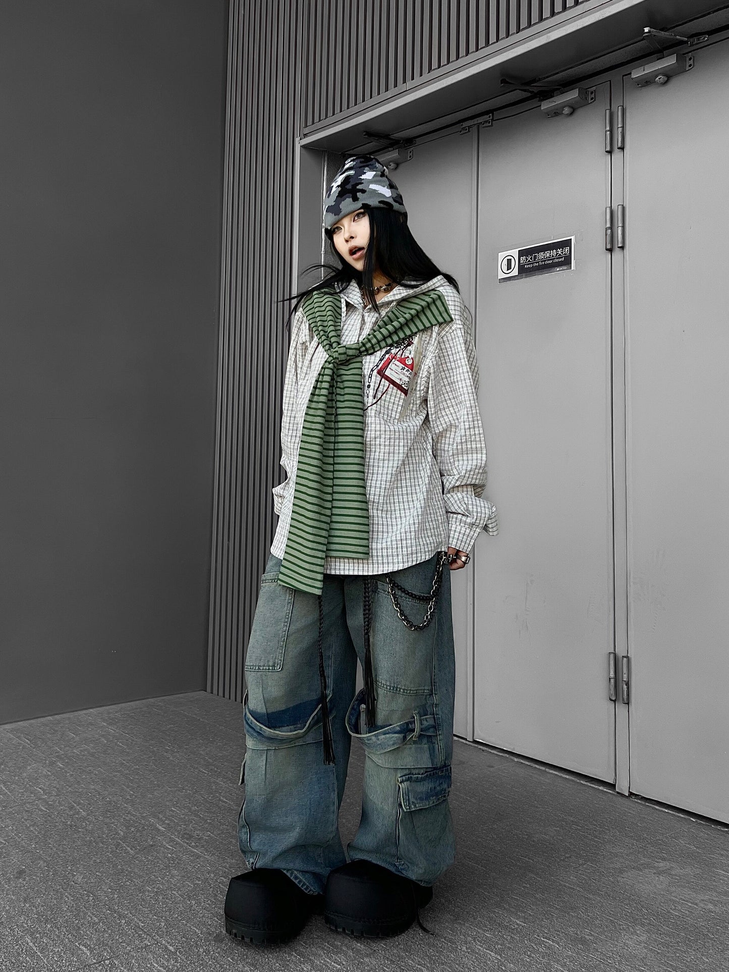 Multi-Pocket Washed Curved Wide Leg Cargo Denim Jeans WN24221