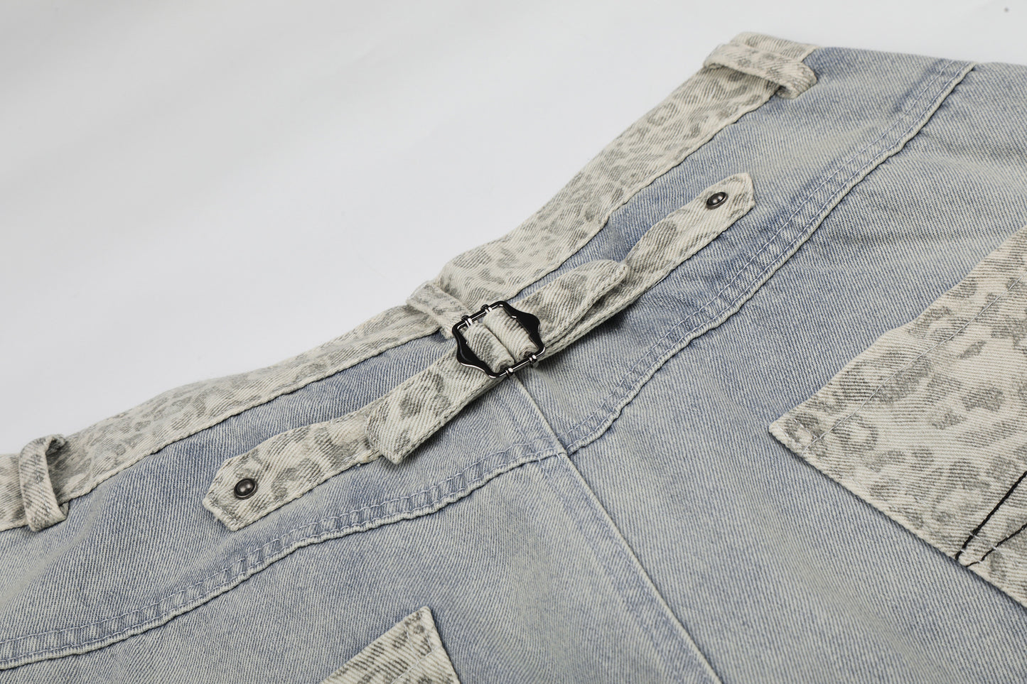 Leopard Print Curved Wide Leg Denim Jeans WN25702