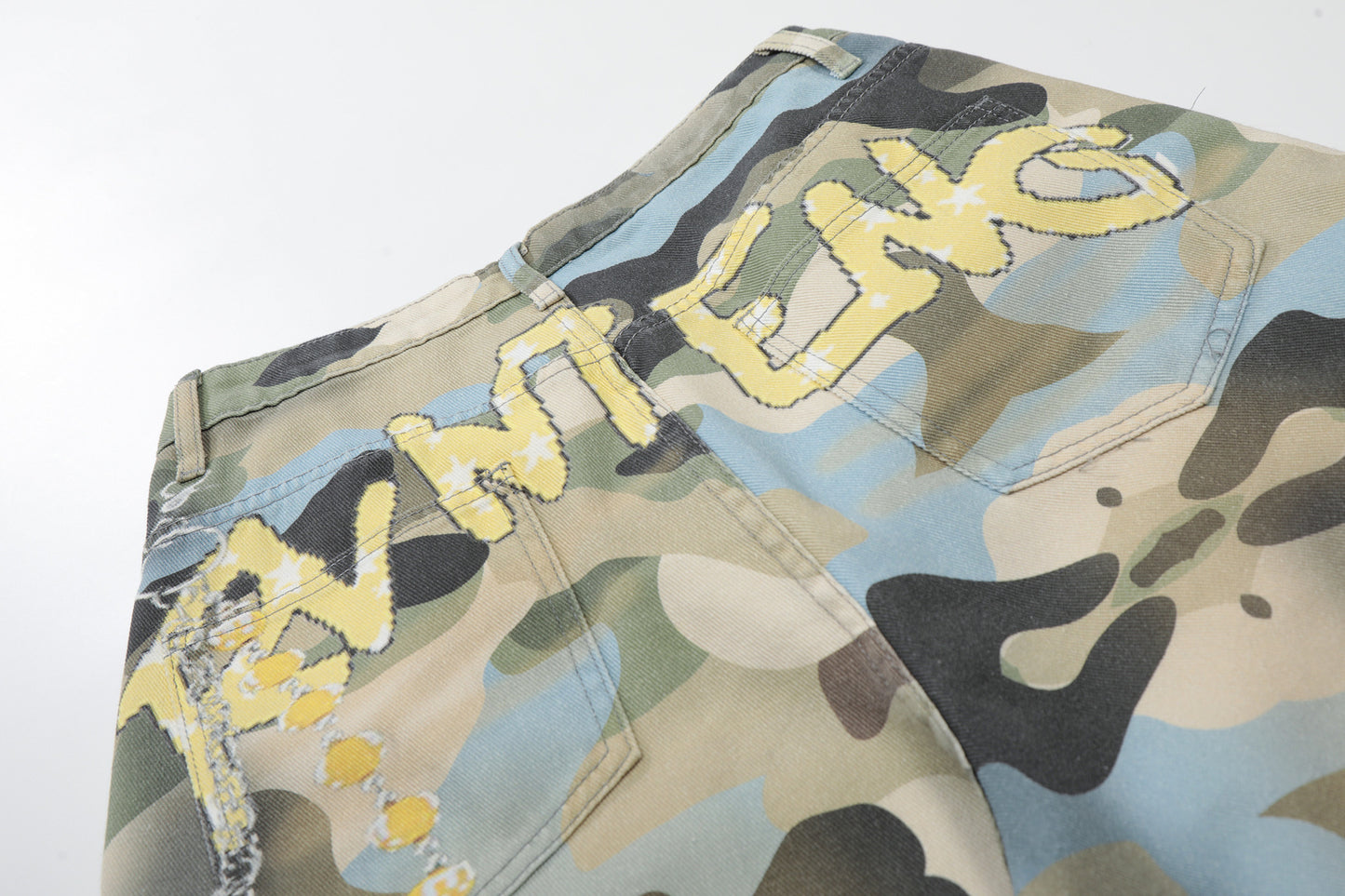 Camouflage Chain Charm Cropped Half Pants WN25539