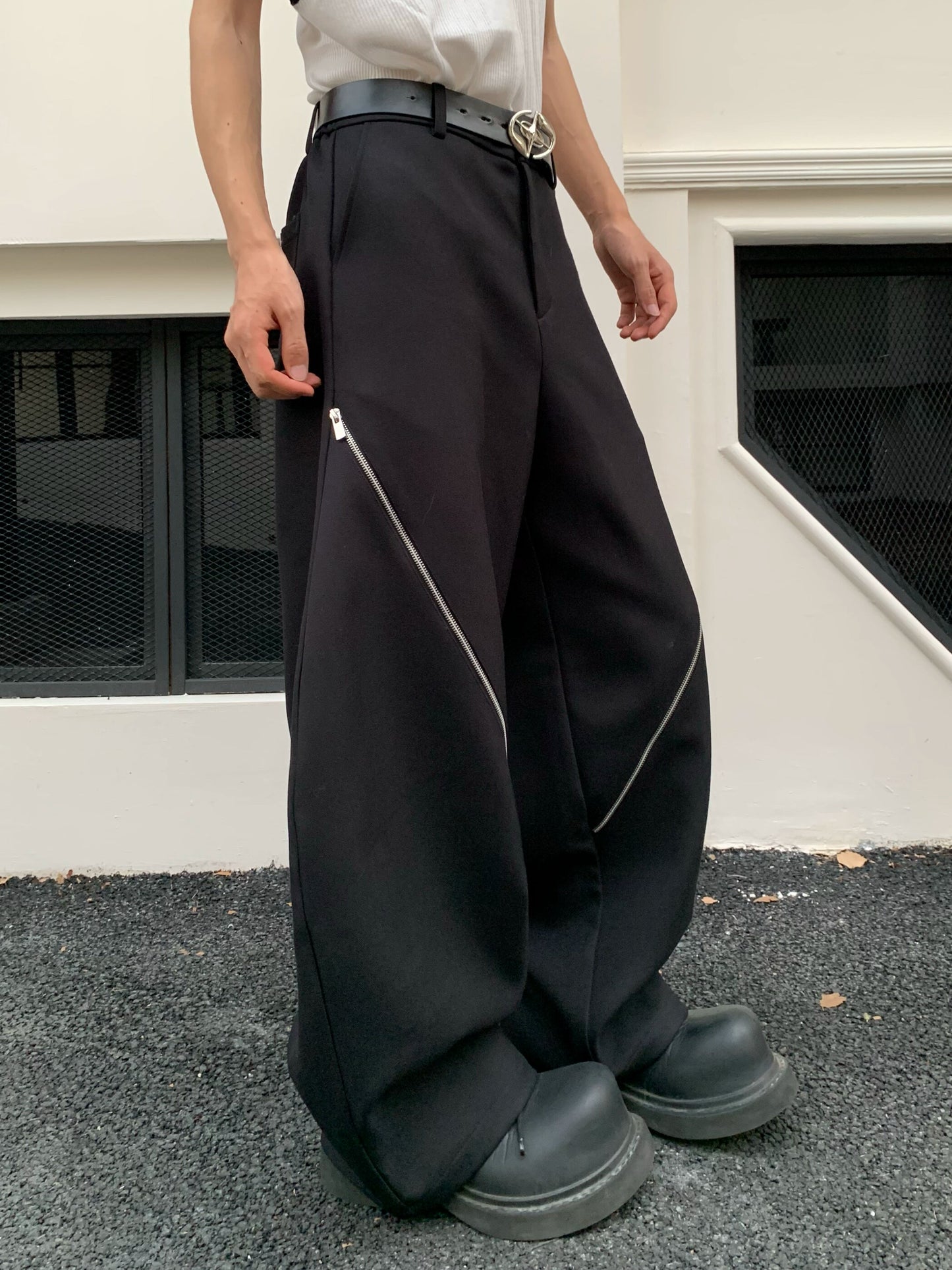 Scimitar Design Diagonal Zipper Wide Leg Trousers WN19771