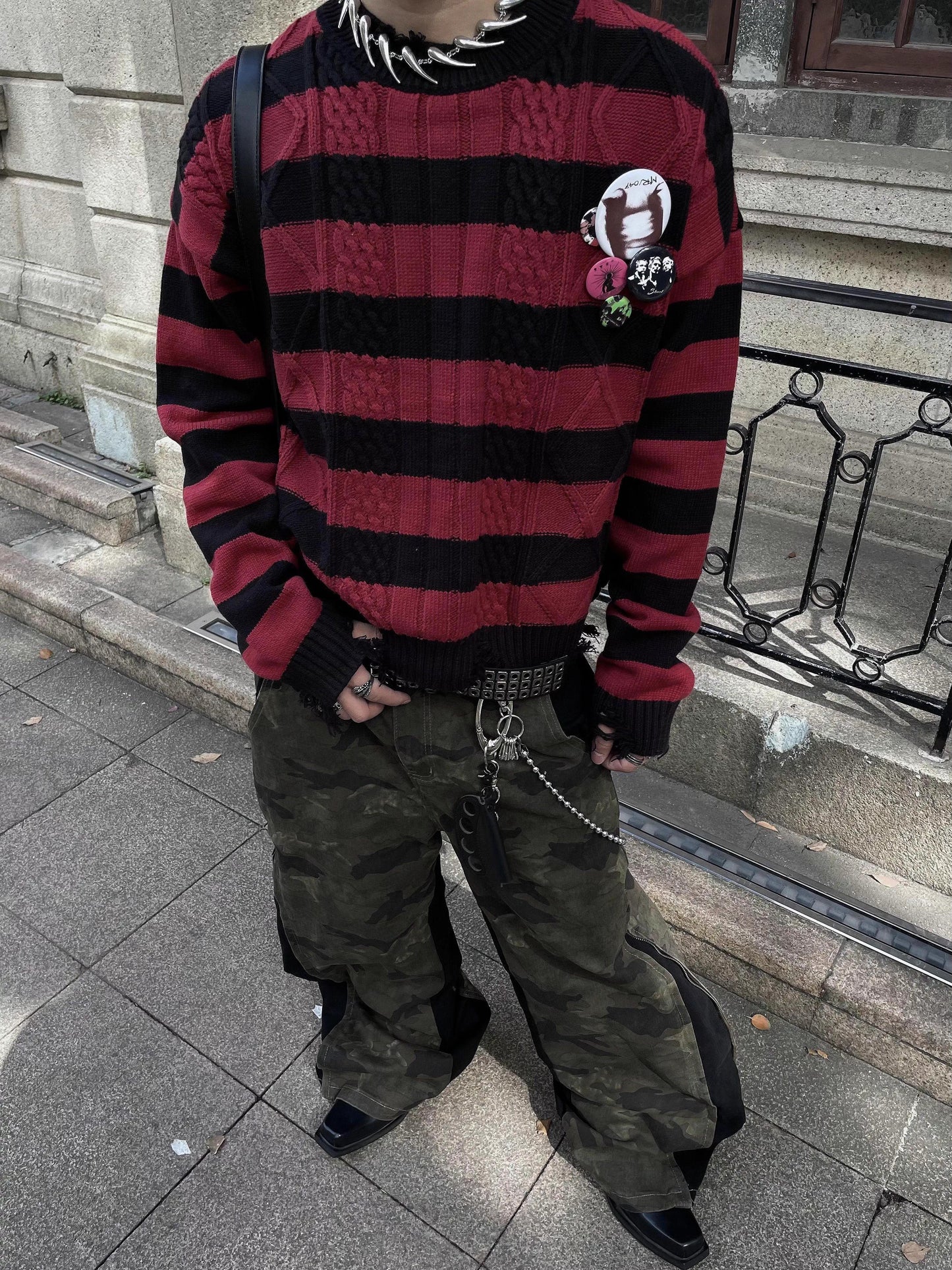 Striped Badge Damage Knit Sweater WN10573