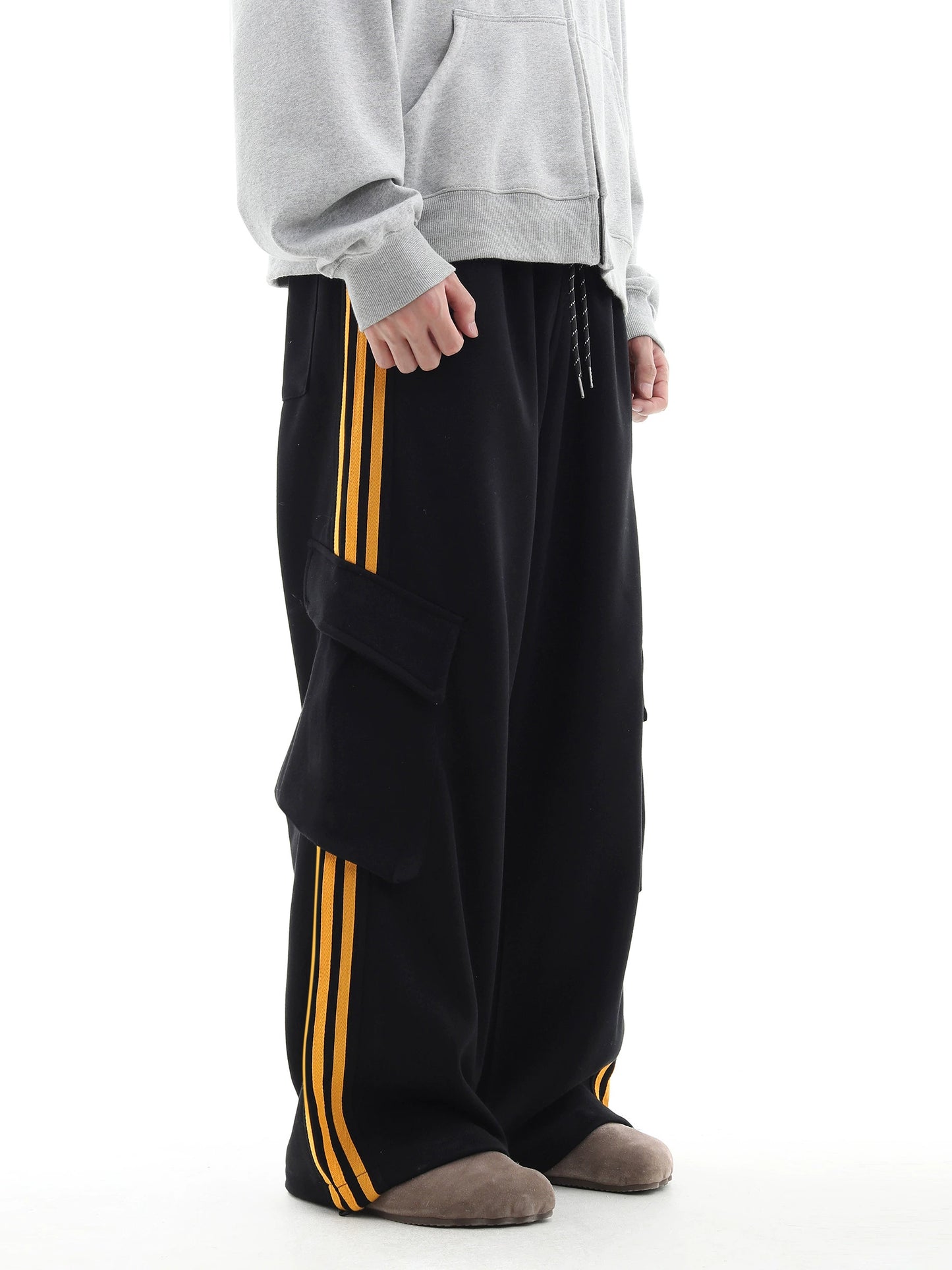 Triple-Stripe Multi-Pocket Wide-Leg Cargo Sweatpants WN10480