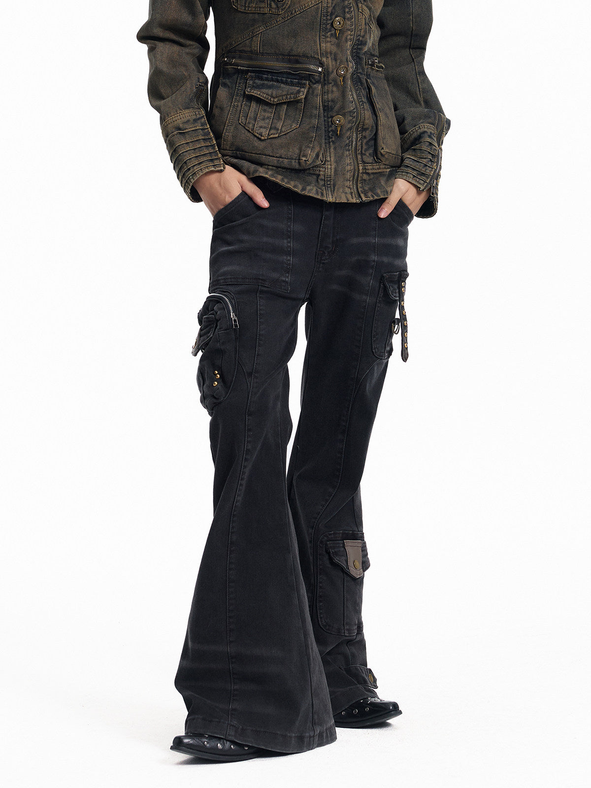 Low-Rise Multi-Pocket Panel Flare Denim Jeans WN27331