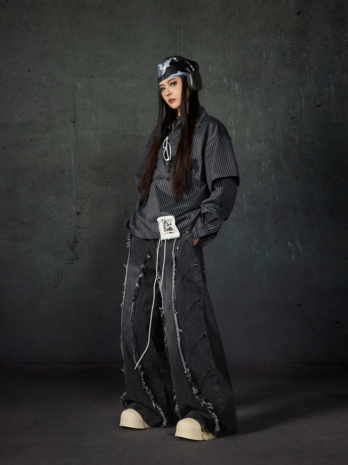 Frayed Studs Washed Wide-leg Denim Jeans WN15217