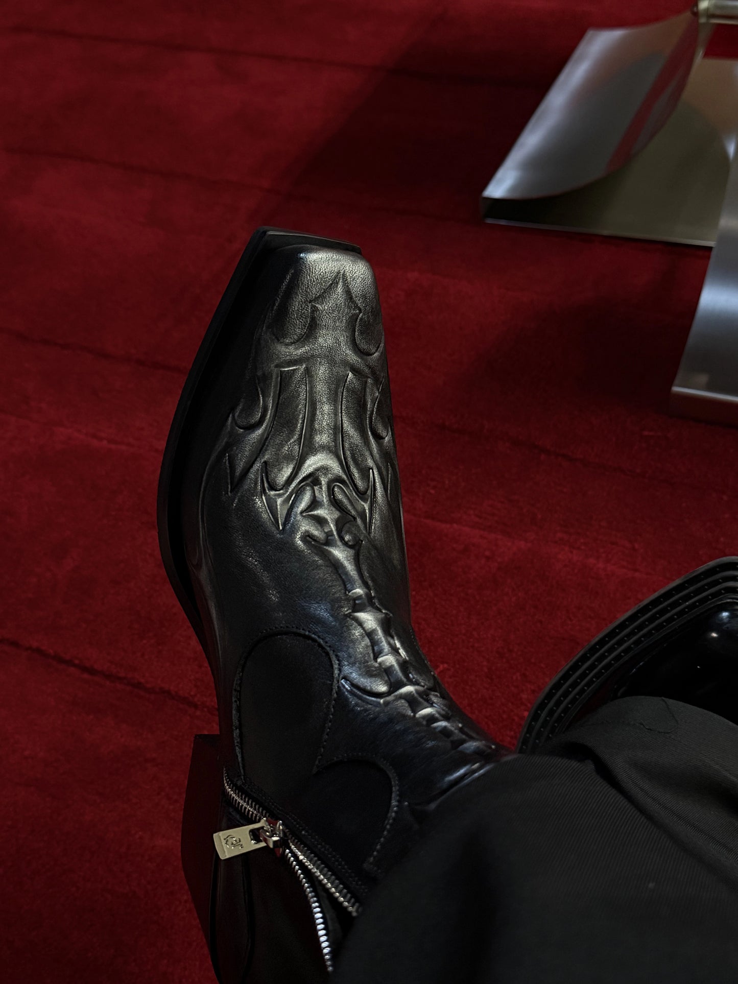 Embossed Spine First Layer Cowhide Chelsea Boots WN21709