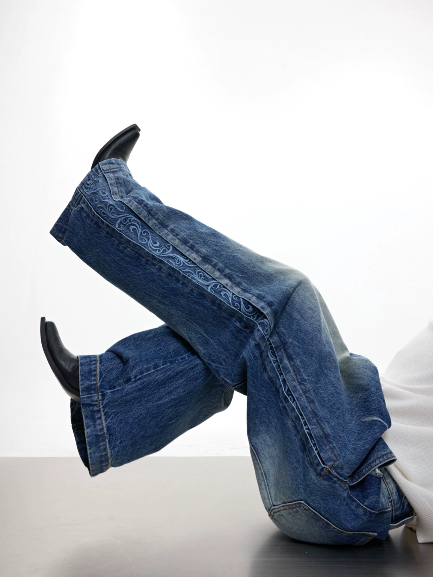 Washed Gradient Embroidery Pleats Straight Denim Jeans WN18363