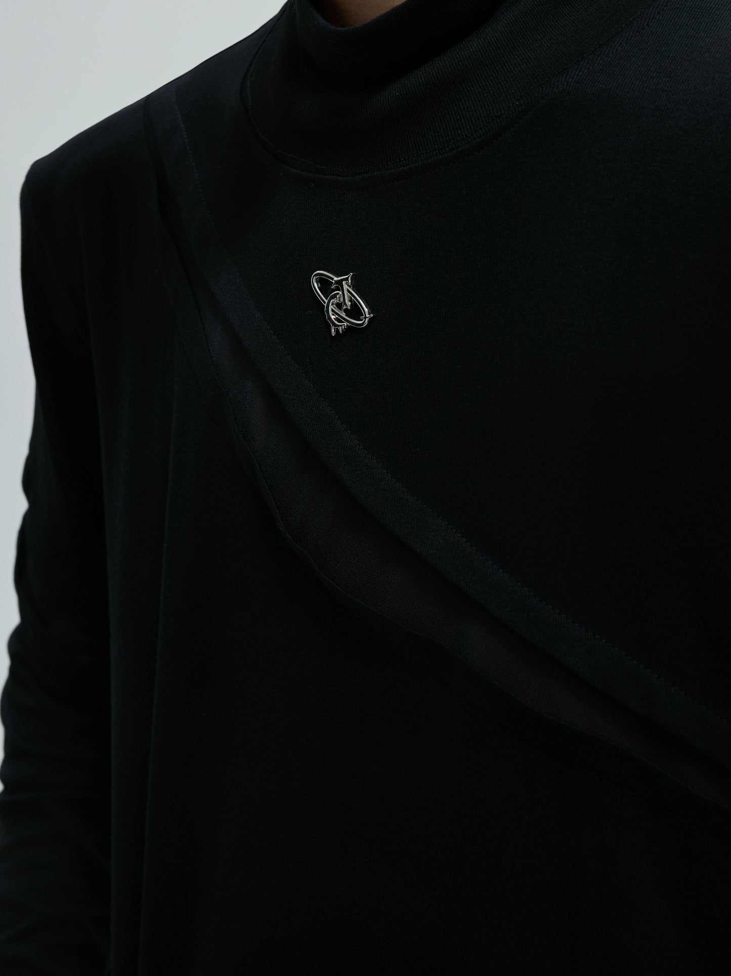 High-Neck Metal Logo Long Sleeve T-Shirt WN21739