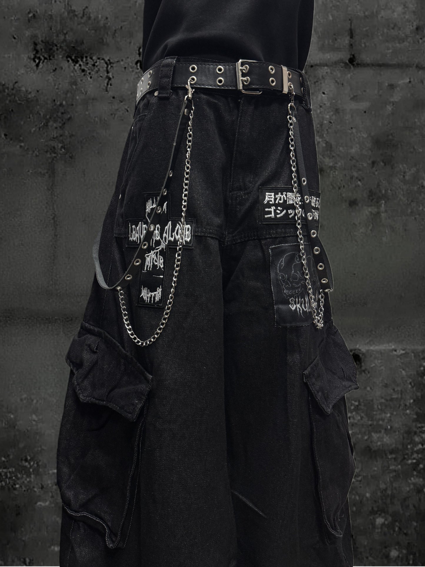 Patch Logo Cargo Wide Leg Denim Jeans & Skull Belt & Belt Chain WN23800