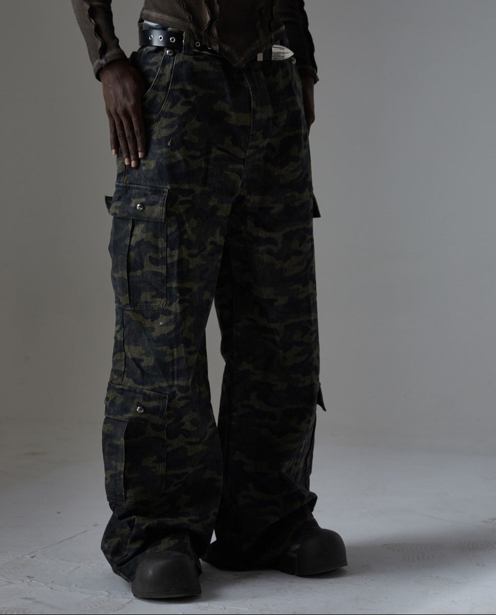 Camouflage Cargo Pocket Wide Leg Denim Jeans WN28009
