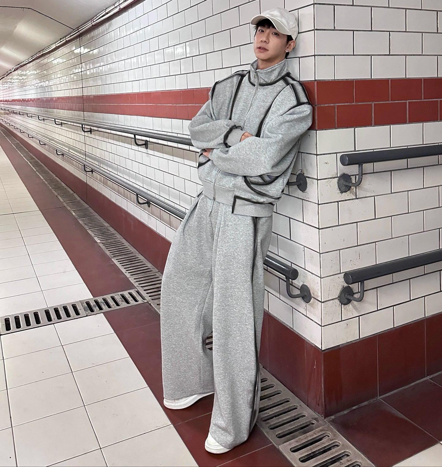 Standing-Collar Contrast Shoulder-pad Jacket & Sporty Wide Leg Sweatpants Setup WN25258