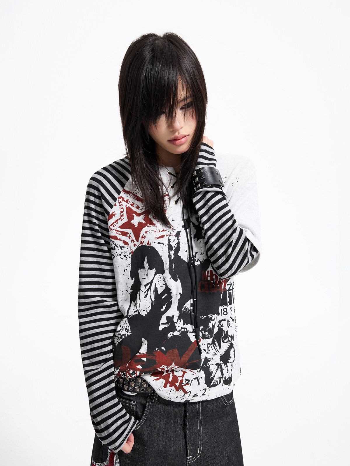 Fake Layered Raglan Sleeve Graffiti Print Long Sleeve T-Shirt WN27365