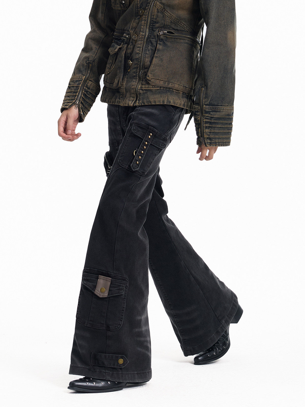 Low-Rise Multi-Pocket Panel Flare Denim Jeans WN27331