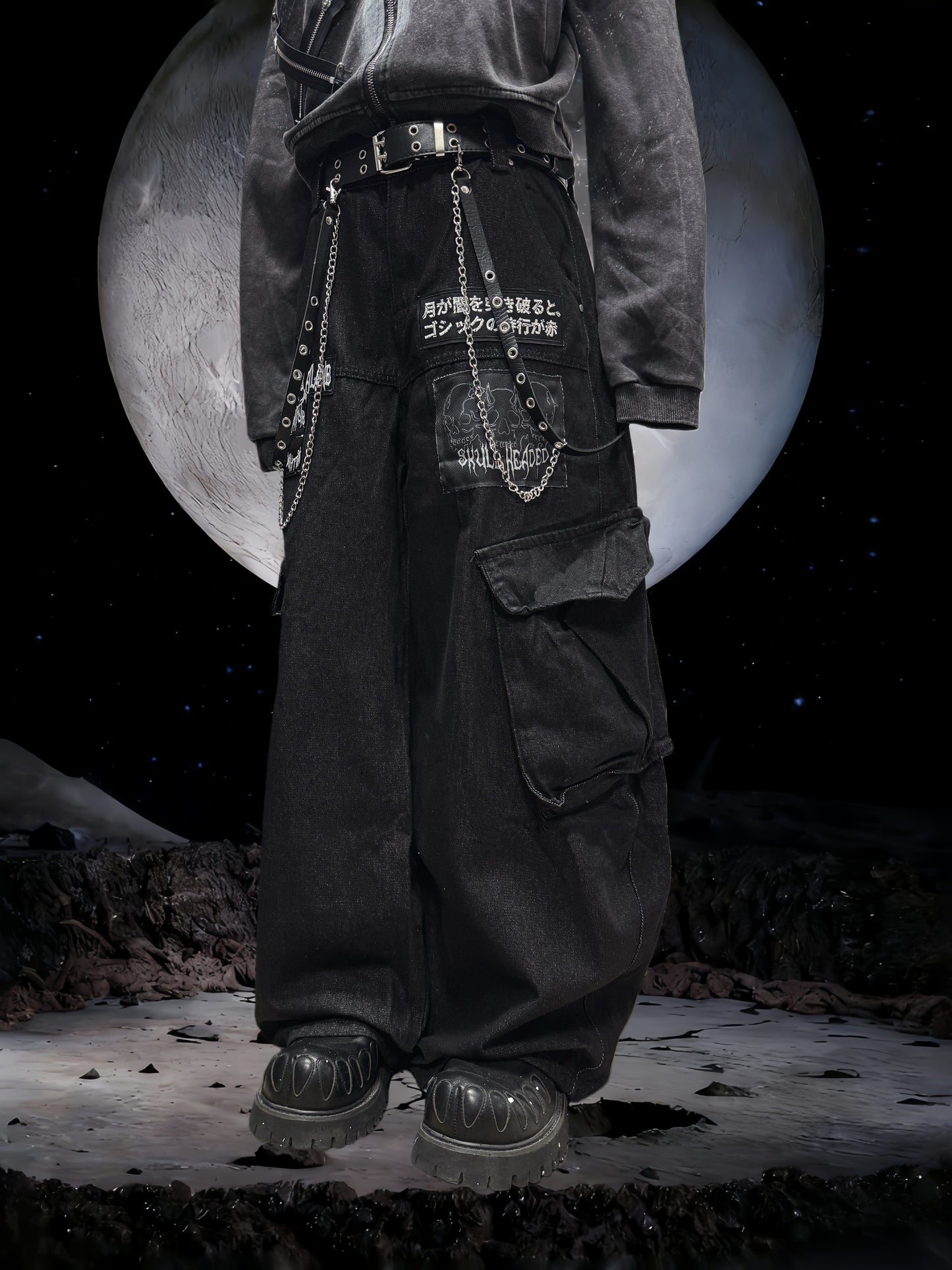 Patch Logo Cargo Wide Leg Denim Jeans & Skull Belt & Belt Chain WN23800
