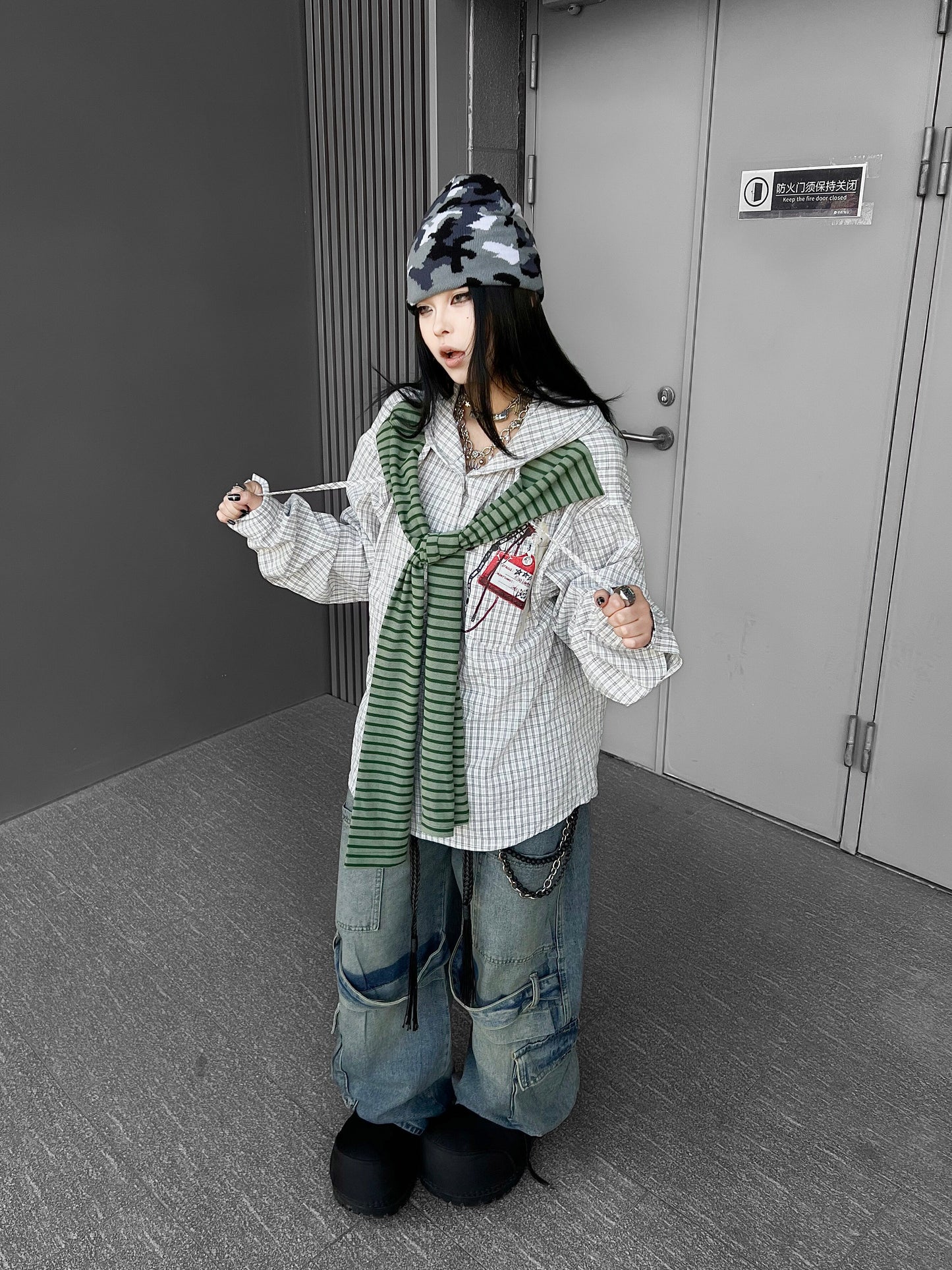 Multi-Pocket Washed Curved Wide Leg Cargo Denim Jeans WN24221