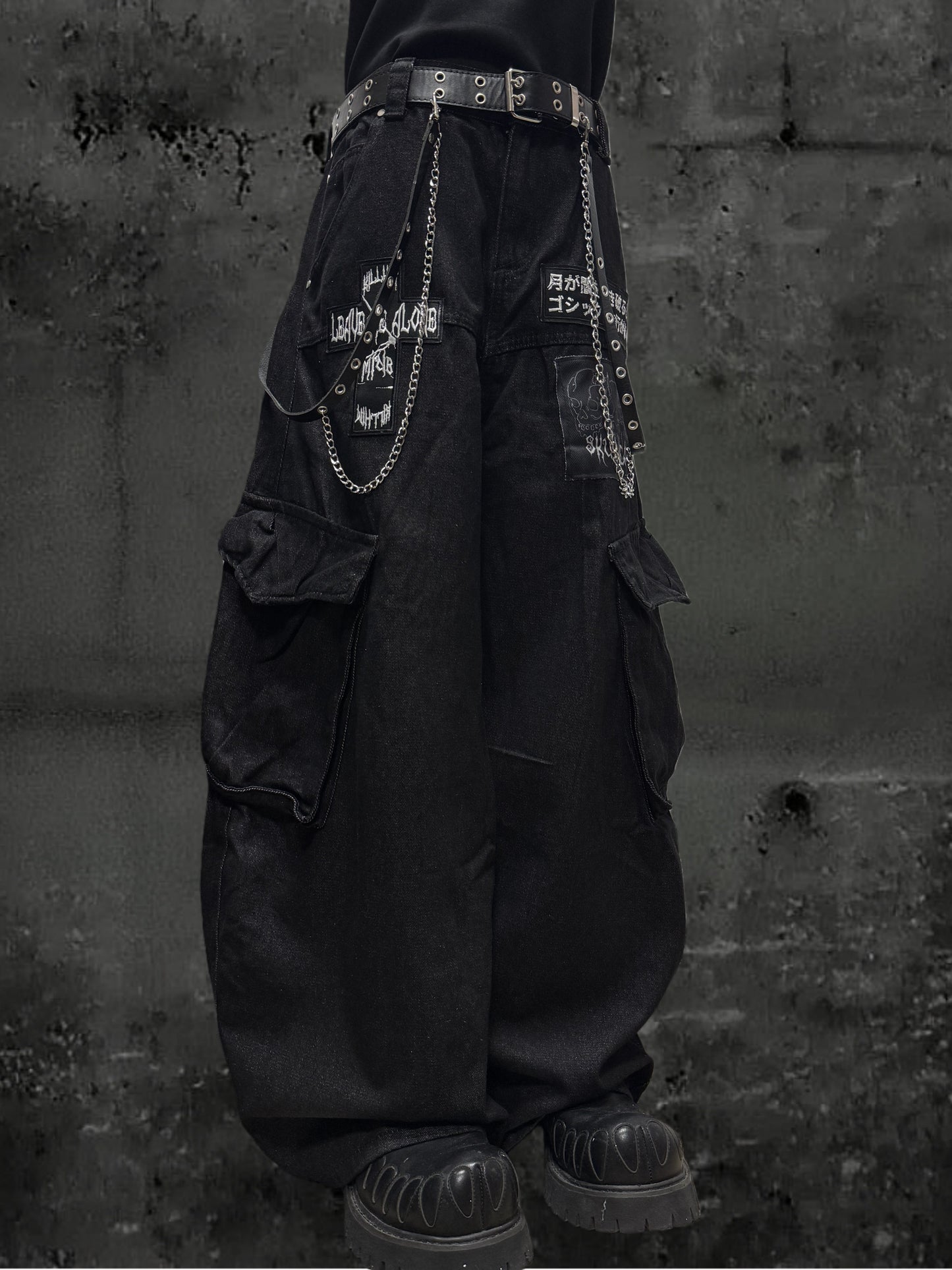 Patch Logo Cargo Wide Leg Denim Jeans & Skull Belt & Belt Chain WN23800