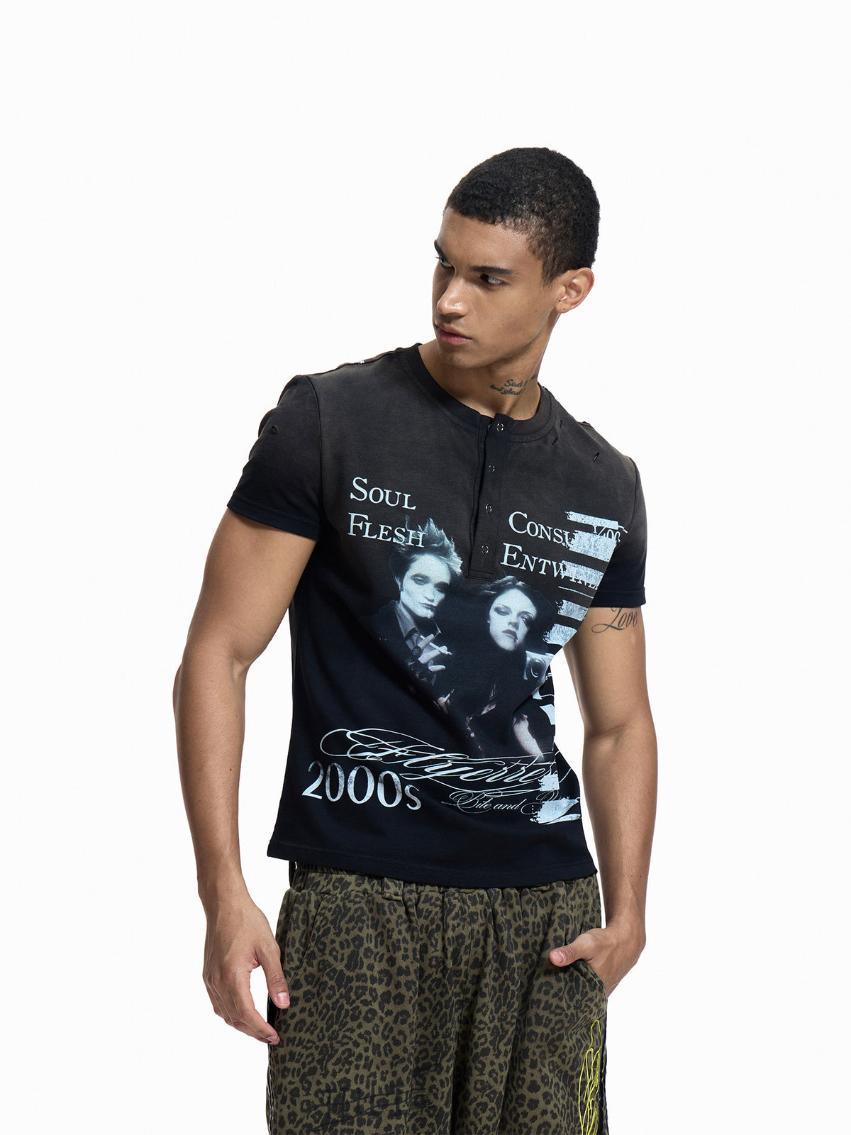Portrait Print Damage Henley Neck Short Sleeve T-Shirt WN27449