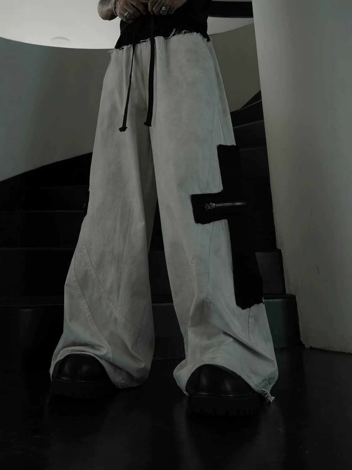 Deconstructed Curved Frayed Drawstring Wide Leg Cargo Pants WN27850
