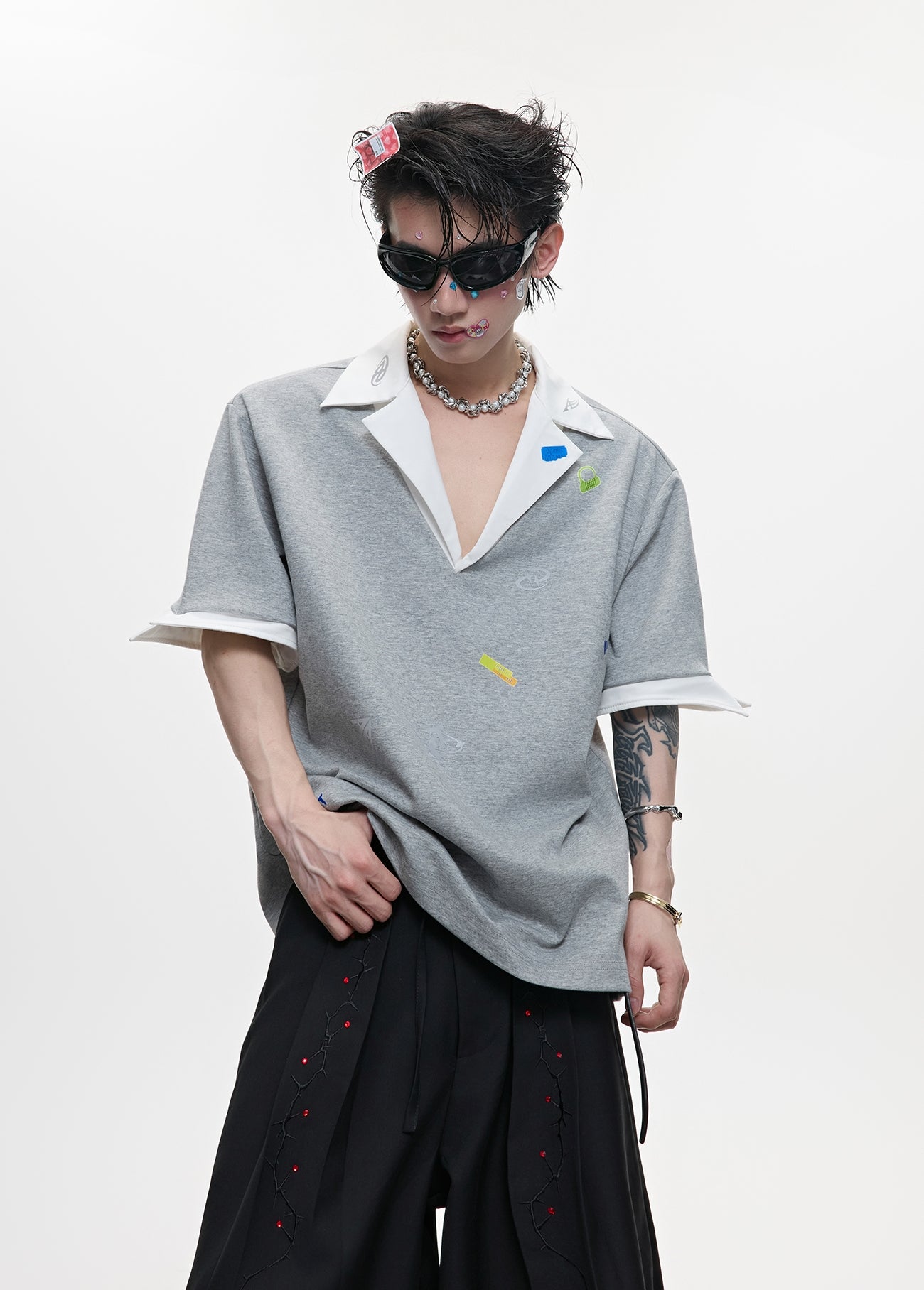 Sticker Print V-Neck Fake Layered Short Sleeve Polo T-Shirt WN18375