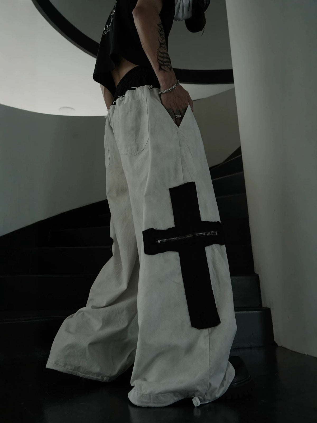 Deconstructed Curved Frayed Drawstring Wide Leg Cargo Pants WN27850