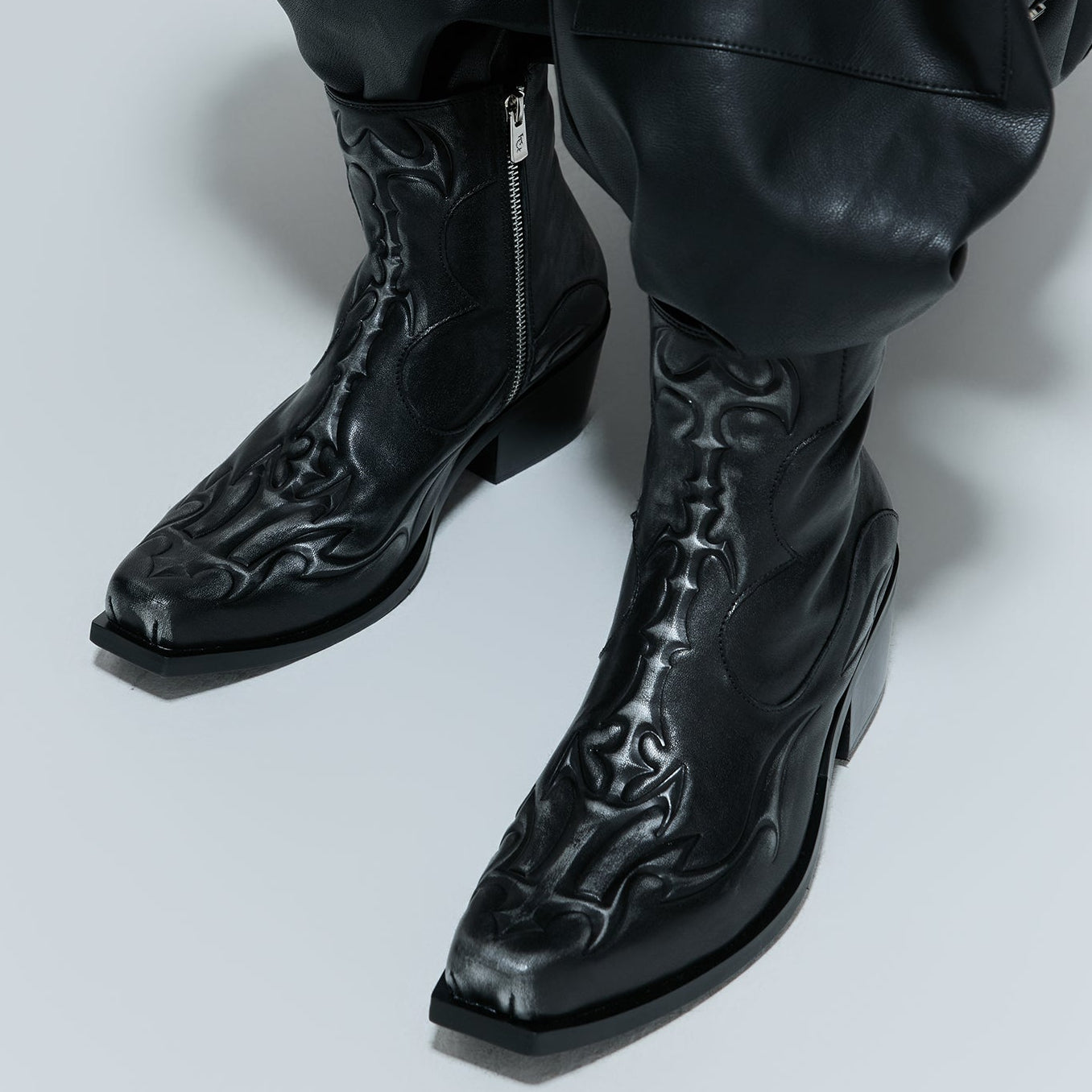 Embossed Spine First Layer Cowhide Chelsea Boots WN21709