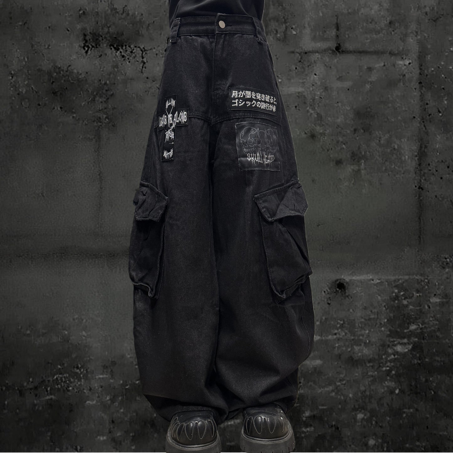 Patch Logo Cargo Wide Leg Denim Jeans & Skull Belt & Belt Chain WN23800